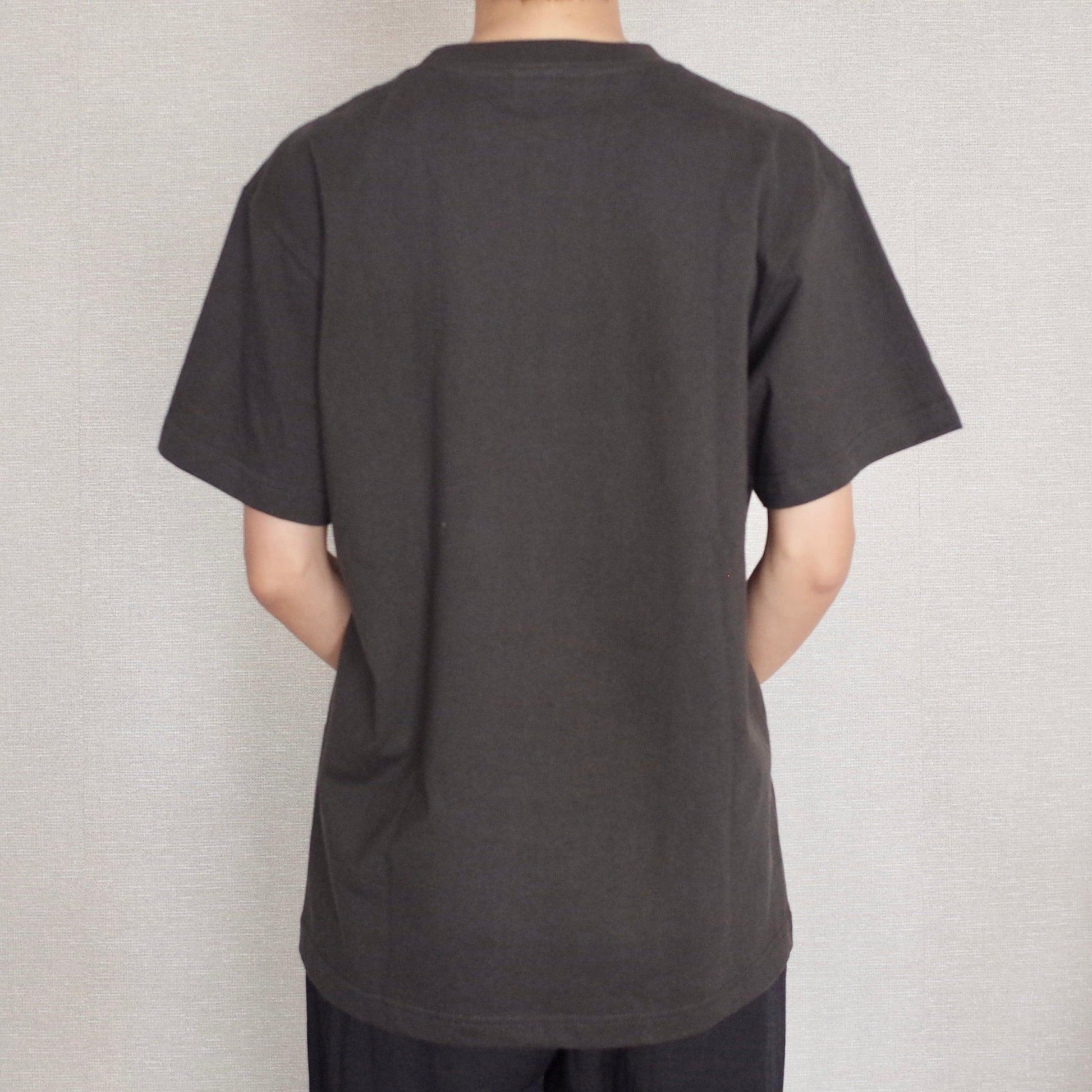 izon Tシャツ 墨　モデル着用　back